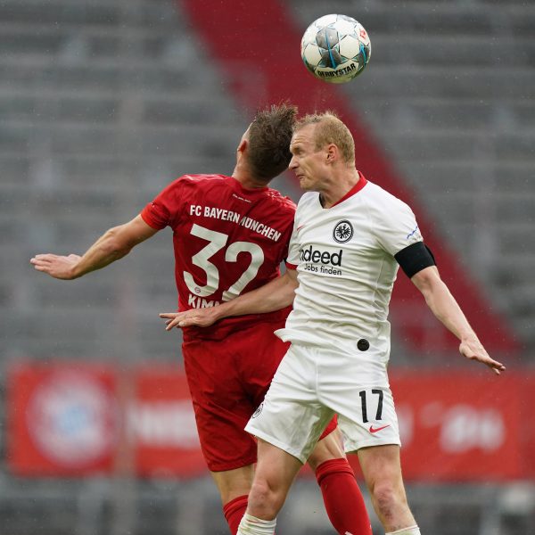  Sebastian Rode im Duell mit Joshua Kimmich. (Foto: imago images / Poolfoto)