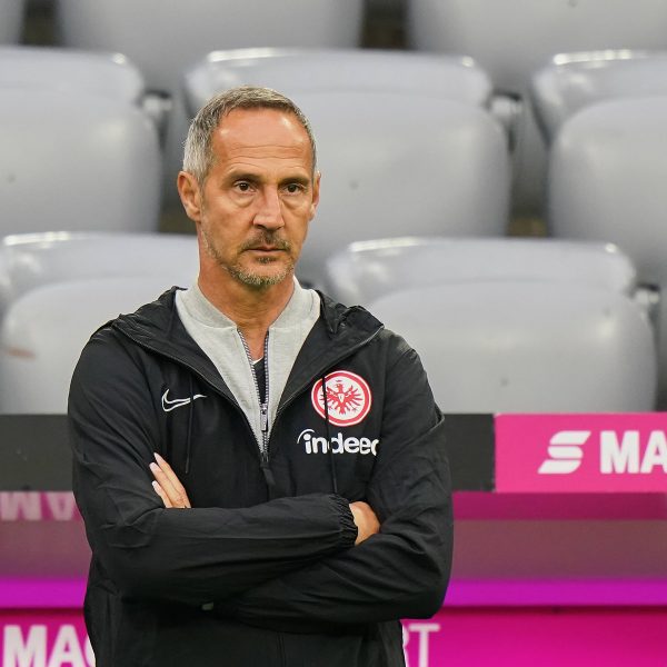  Adi Hütter geht optimistisch in das Spiel in Wolfsburg. (Bild: imago images / Poolfoto)