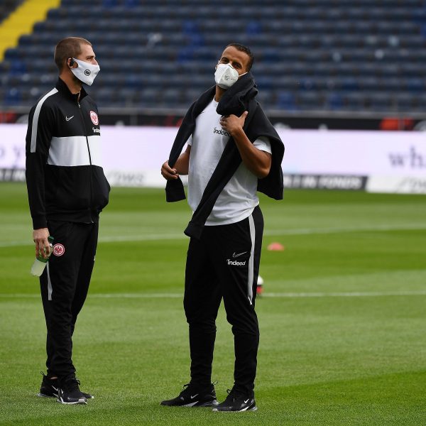  Kevin Trapp und Timothy Chandler im Dialog vor dem Freiburg-Spiel (Bild: imago images / Poolfoto)