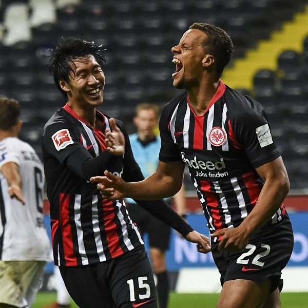  Timothy Chandler (re.) freut sich mit Daichi Kamada über das 3:3.  (Foto: imago images / Poolfoto)