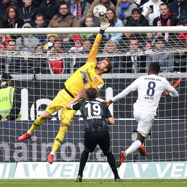  Kevin Trapp streckt sich und lenkt den Ball über die Latte