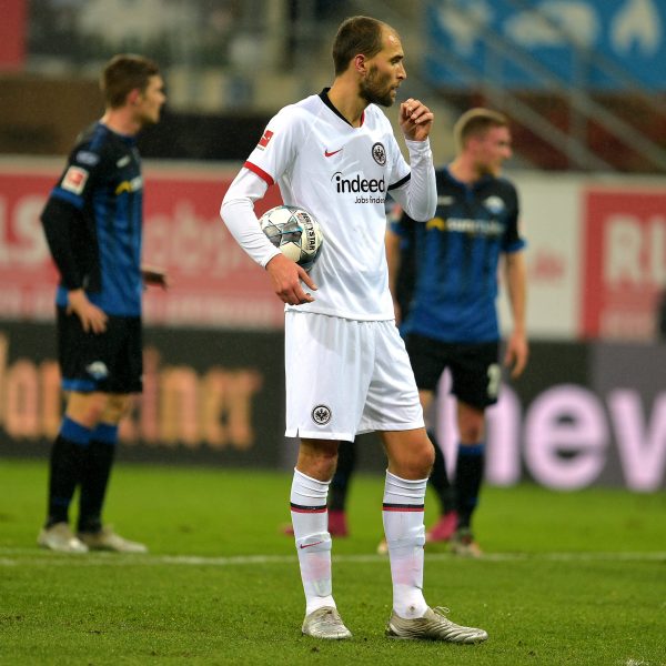  Bas Dost wirkt nachdenklich im Hinspiel gegen Paderborn. (Quelle: imago images / pmk)