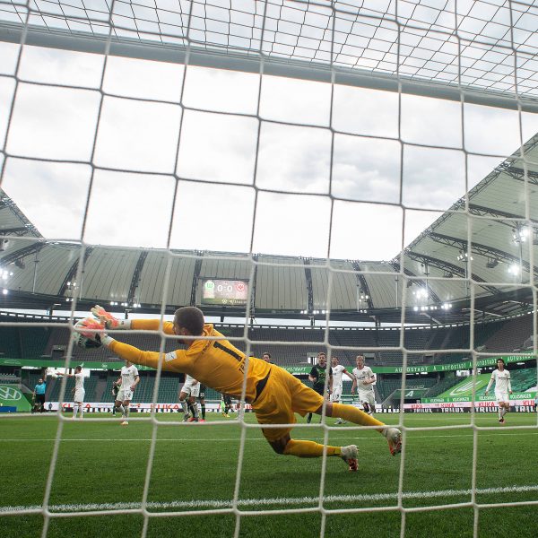  Er hielt und hielt und hielt.. Kevin Trapp rettete den Dreier in Wolfsburg (Bild: imago images / Poolfoto)
