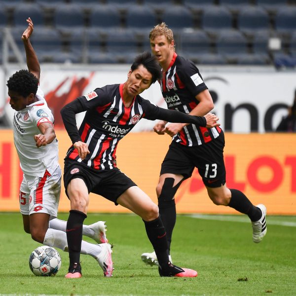 Leandro Barreiro Martins (FSV Mainz 05), Daichi Kamada (Eintracht Frankfurt), Martin Hinteregger (imago/Poolfoto)