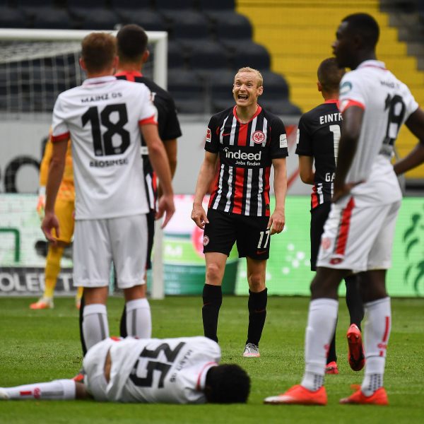  Sebastian Rodes Reaktion nach einem Frustfoul sprach Bände. Die Eintracht war schon während des Spiels gefrustet von ihrer eigenen Leistung. (Bild: imago images / Poolfoto)