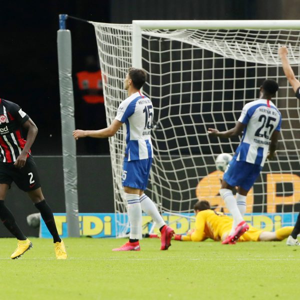  Evan N'dicka schreit seine Freude nach seinem Treffer zum 3:1 hinaus. (Quelle: imago images / Contrast)