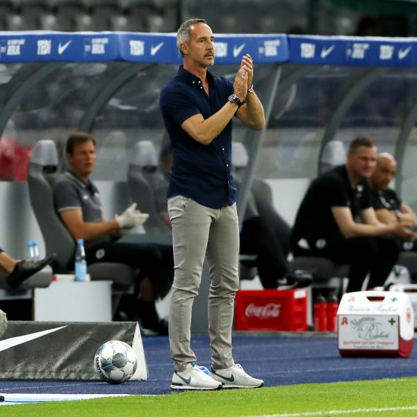  Adi Hütter möchte die verbleibenden Spiele alle gewinnen. (Quelle: imago images / Contrast)