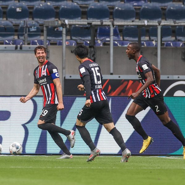  David Abraham jubelt nach seinem Treffer zum zwischenzeitlichen 2:0 mit Daichi Kamada und Evan N´Dicka. Später rettete der Argentinier auch noch entscheidend auf der Linie. (Bild: imago images / Poolfoto)