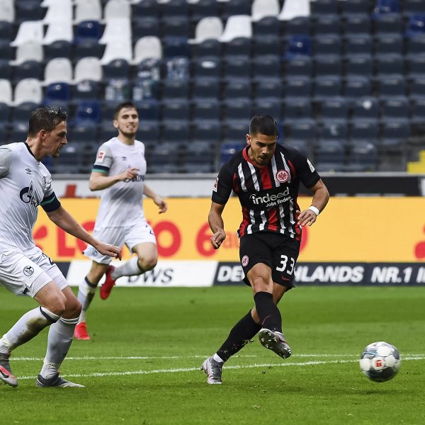  Andre Silva war erneut einer der besten SGE-Spieler gegen S04. Foto: Imago images / Poolfoto