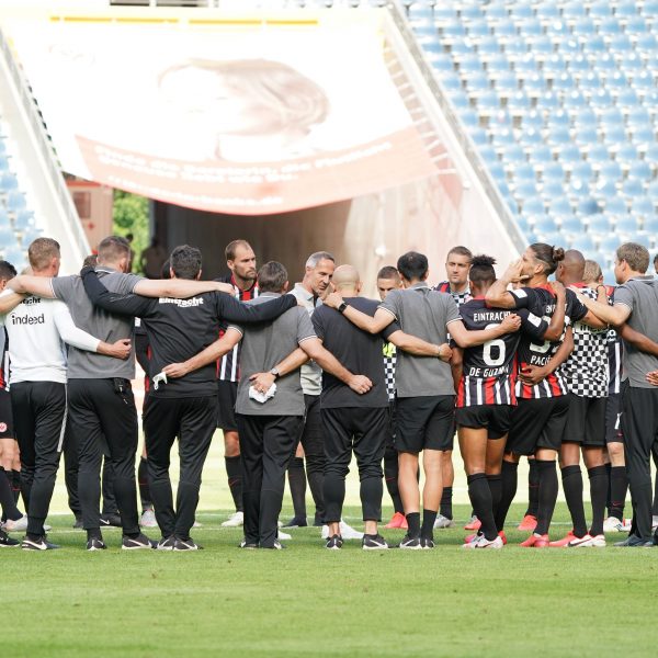  Eintracht-Trainer Adi Hütter sprach nach der Partie noch einmal zu seinem Team und bedankte sich für den Einsatz in dieser Saison. Ein versöhnlicher Saisonabschluss mit einem 3:2-Sieg gegen Paderborn. (Bild: imago images / Poolfoto)