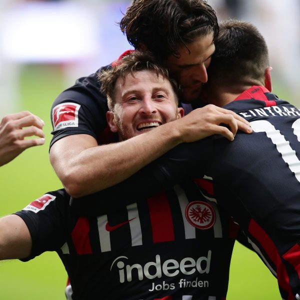 Kuschliges Beisammen sein - David Abraham, Goncalco Paciencia und Filip Kostic