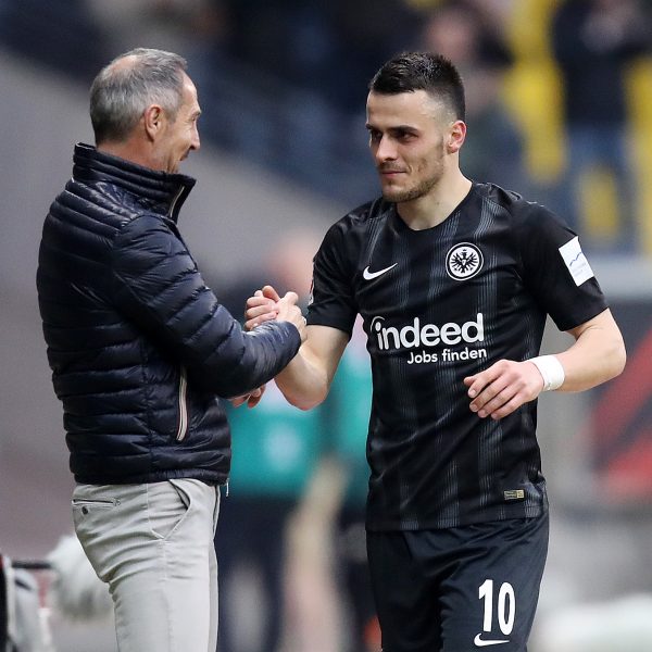  Adi Hütter (links) hofft, dass Filip Kostic noch lange ein Adlerträger bleibt. (Bild: Heiko Rhode)