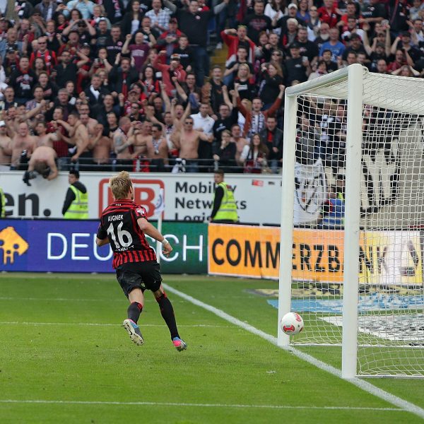  Stefan Aigner dreht ab, das Stadion explodiert. Durch den Ausgleich gegen Wolfsburg schaffte die SGE es 2013 endlich wieder in der Europa League. (Quelle: imago images / Jan Huebner)