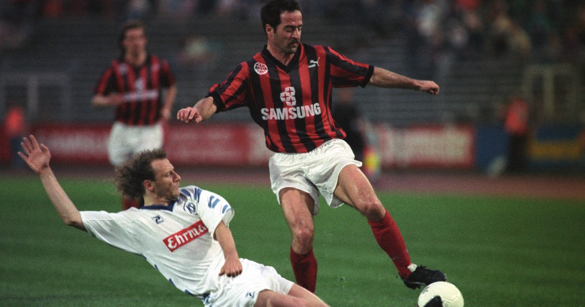 Uwe Bein nur schwer vom Ball zu trennen (Quelle: imago images / Alfred Harder)