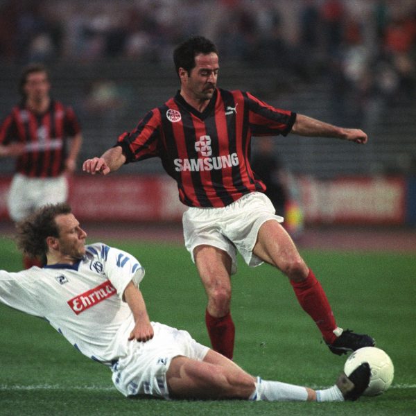  Uwe Bein nur schwer vom Ball zu trennen (Quelle: imago images / Alfred Harder)