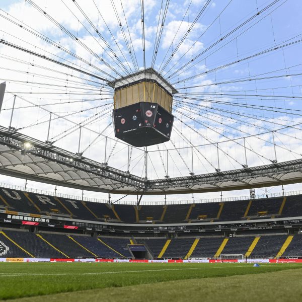  Die DFL will zeitnah darüber entscheiden, ob und mit welchen Maßnahmen Fans wieder in Stadien dürfen. (imago images / Poolfoto)
