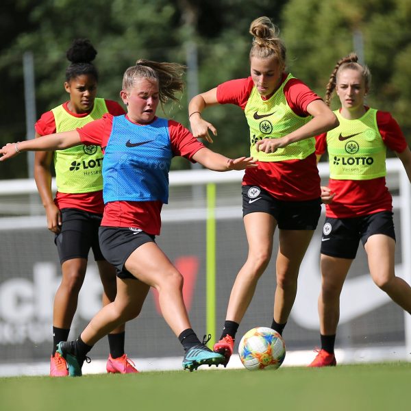 Die Frauen der SGE bereiten sich auf die neue Saison vor. (Foto: imago images / Hartenfelser)