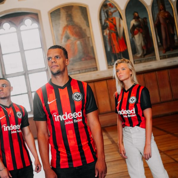  In diesem Trikot spielt die SGE in der kommenden Saison. Foto: Eintracht Frankfurt