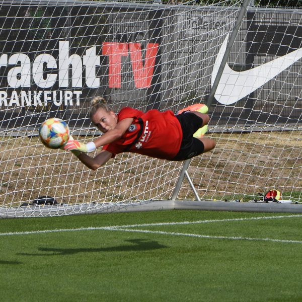  Die erfahrene Merle Frohms wirbt für den Frauenfußball. (Foto: imago images / Hartenfelser)