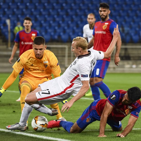  Die SGE zeigt einen kämpferisch guten Auftritt in Basel. (Bild: imago images / Jan Huebner)