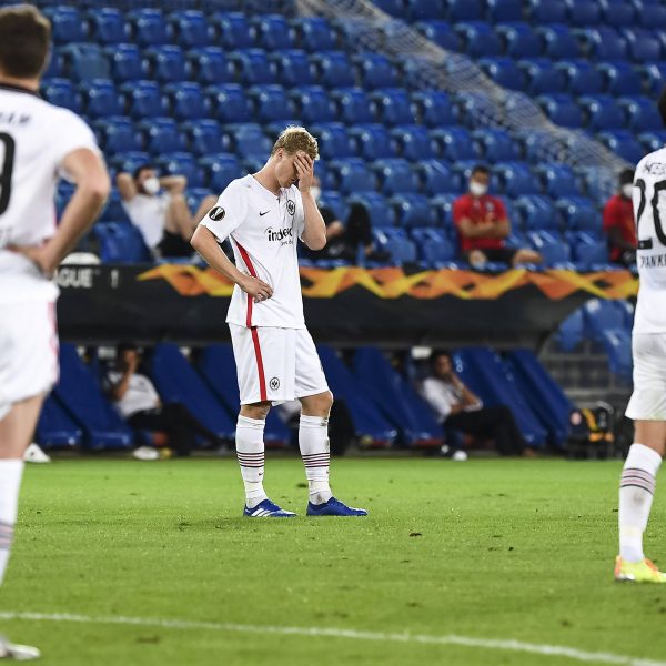  Große Enttäuschung bei den Spielern der Eintracht nach der Partie. Trotz aller Bemühungen ist man am Ende verdient ausgeschieden. (Bild: imago images / Jan Huebner)