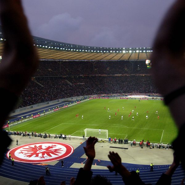  4.000 Fans dürfen beim Gastspiel der Adler in Berlin im Olympiastadion sein. (Foto: imago images / Enno Friedrich)