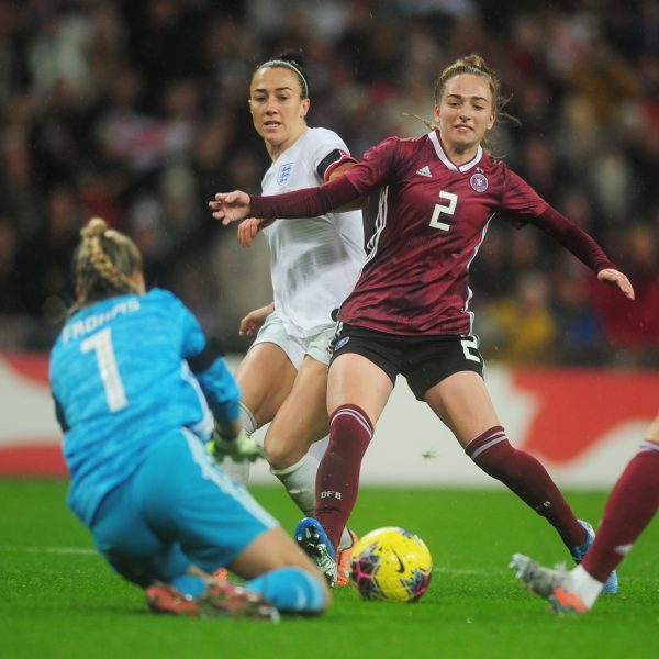  Merle Frohms (blaues Trikot) und Sophia Kleinherne (Nummer 2) im DFB-Dress. (Bild: imago images / Colorsport)