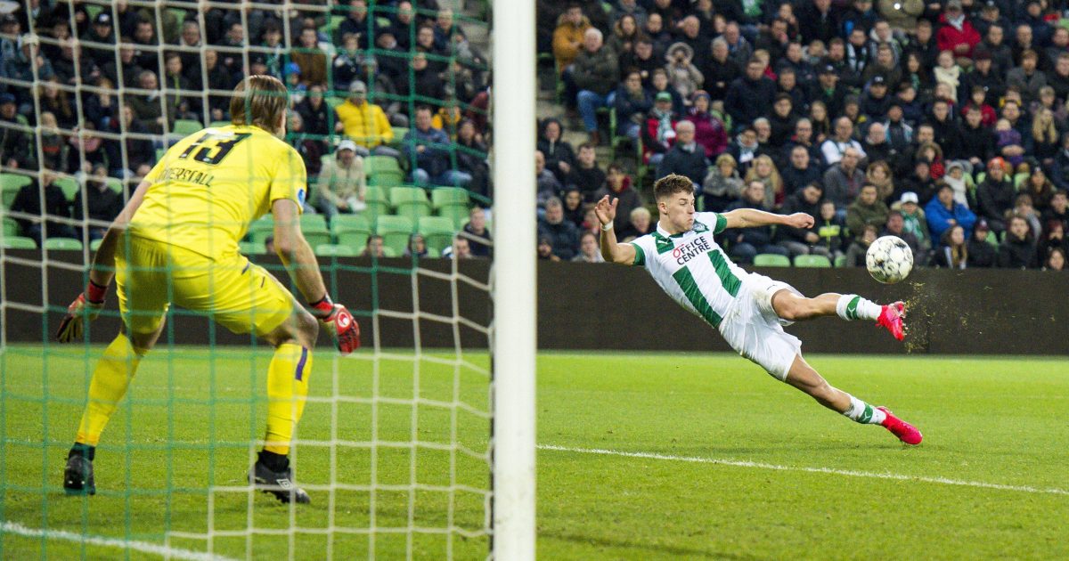  Macht eine gute Figur: Ajdin Hrustic (re.) versucht im Eredivisie-Spiel zwischen Groningen und Eindhoven, PSV-Keeper Lars Unnerstall zu überwinden. (Bild: imago/VI Images)