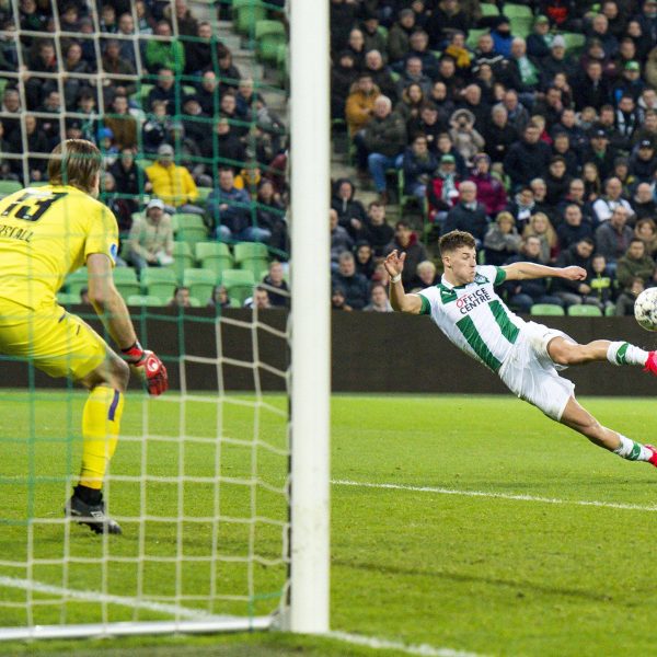  Macht eine gute Figur: Ajdin Hrustic (re.) versucht im Eredivisie-Spiel zwischen Groningen und Eindhoven, PSV-Keeper Lars Unnerstall zu überwinden. (Bild: imago/VI Images)
