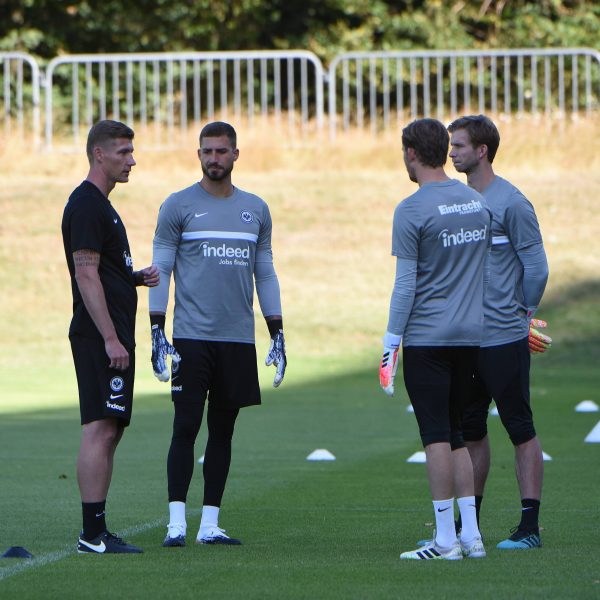  Jan Zimmermann im Austausch mit seinen Schützlingen. (Quelle: imago images / Hartenfelser)