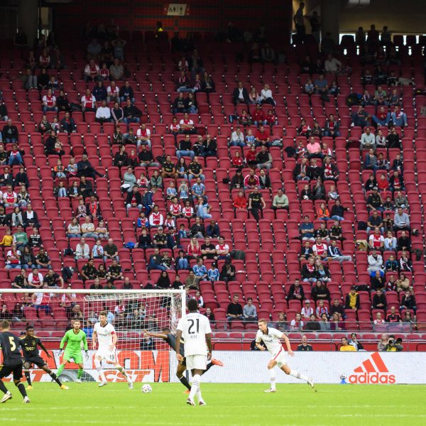  Ajax als Vorbild: Beim Frankfurter Testspiel in Amsterdam waren 9.000 Fans im Stadion. (Bild: imago images / Jan Huebner)