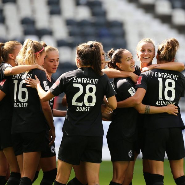  Das Frauen-Team der Eintracht hatte gegen Bremen viel Grund zum Jubeln. (Bild: imago images / Hartenfelser)