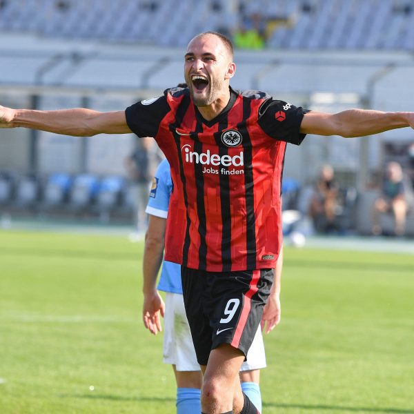  Nach seiner Torvorlage für André Silva trifft Bas Dost verdient auch selbst und beweist, dass er sich in dieser Saison viel vorgenommen hat. (Bild: imago images / Sven Simon)