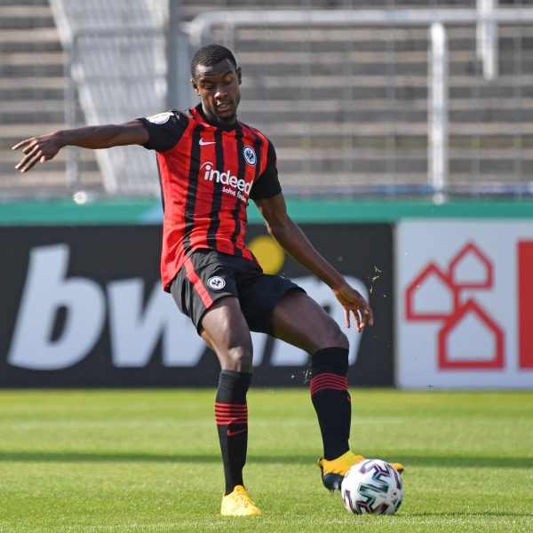  Evan Ndicka wird der SGE mehrere Wochen fehlen (Bild: imago images / Sven Simon)