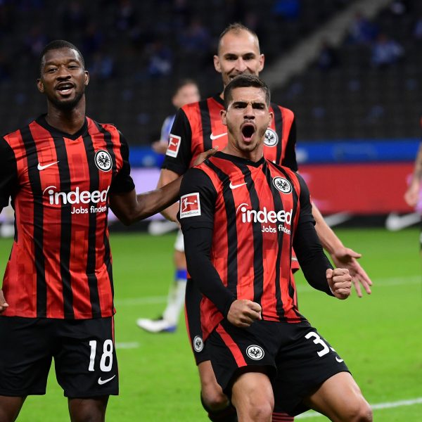  André Silva feiert seinen Treffer zum zwischenzeitlichen 1:0 mit Almamy Touré und Bas Dost. Beide Stürmer befinden sich aktuell in Topform und arbeiten auch defensiv mit. (Bild: imago images / Jan Huebner)