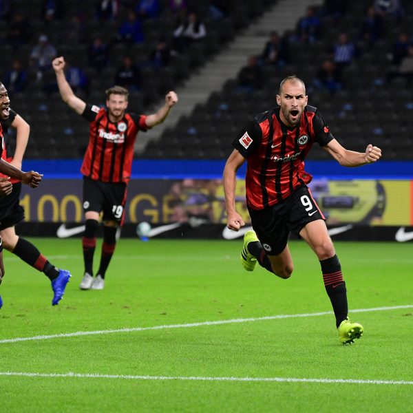  Bas Dost bejubelt seinen Treffer zum zwischenzeitlichen 2:0. Foto: Imago Images / Jan Huebner