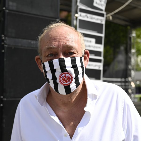  Geht mit gutem Beispiel voran: Peter Fischer mit Maske. (Bild: imago images / rheinmainfoto)