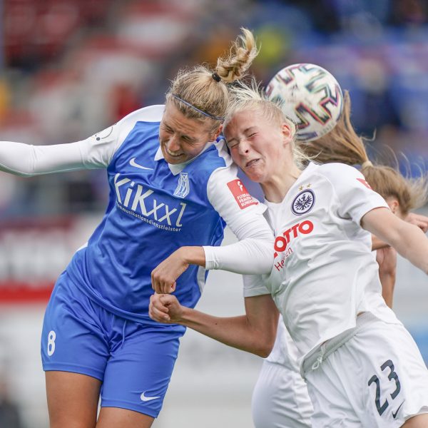  Nachwuchsspielerin Camilla Küver (rechts) traf per Kopfball zum 4:0. (Bild: imago images / Werner Scholz)
