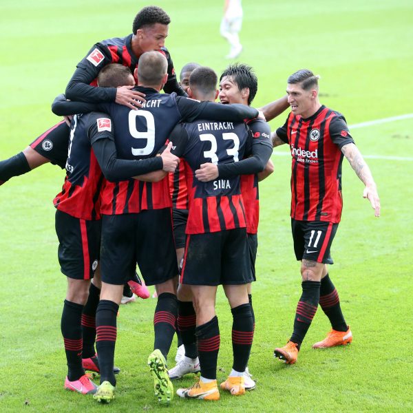  Großer Jubel nach dem Siegtreffer durch Bas Dost. Die Mannschaft belohnt sich für eine starke zweite Halbzeit. (Bild: imago images / Rene Schulz)
