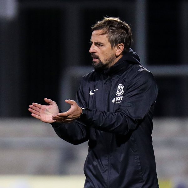  Niko Arnautis trainiert seit 2017 die erste Mannschaft in Frankfurt. (Bild: imago images / Jan Huebner)