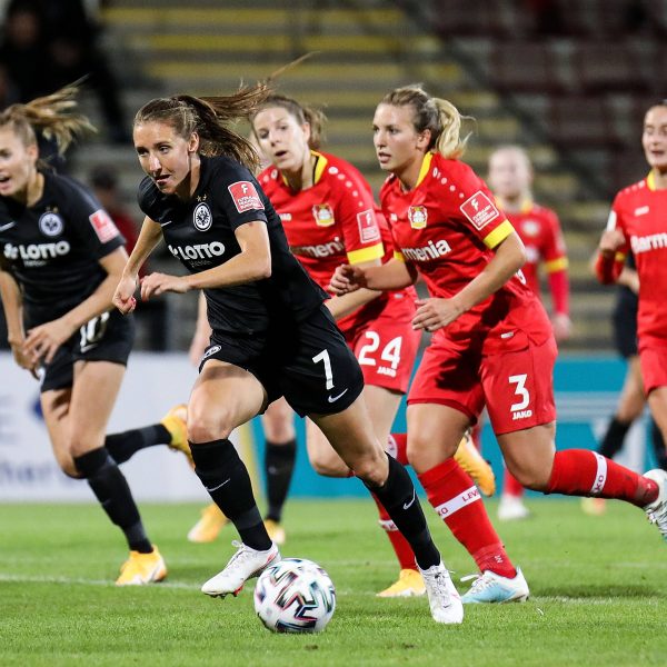  Die Damen der Eintracht haben sich einen späten Punkt erkämpft. (Foto: imago images / Jan Huebner)