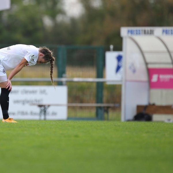  Sophia Kleinherne lässt nach der Niederlage in Sand den Kopf hängen. (Bild: imago images / Hartenfelser)