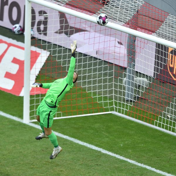  Mit einer Monsterparade sicherte Kevin Trapp den Frankfurtern einen Punkt (Bild: imago images / Revierfoto)