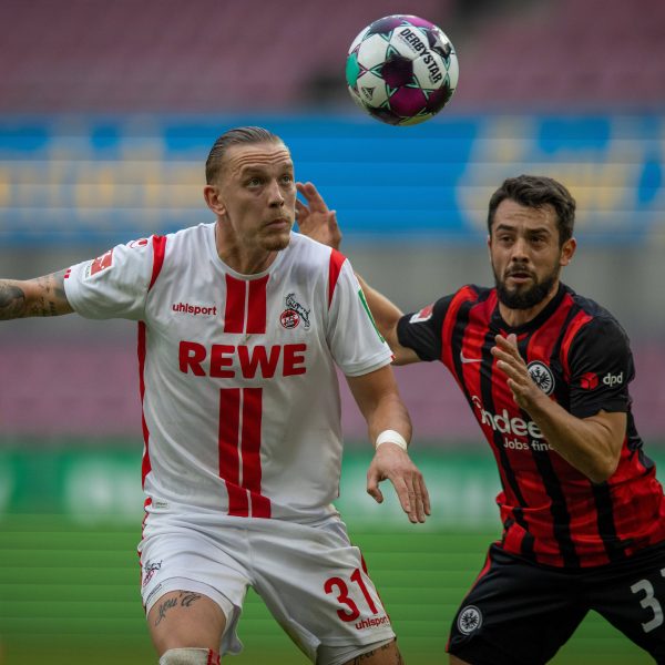  Amin Younes im Duell mit Ex-Adler Marius Wolf. (Foto: imago images / Moritz Müller)
