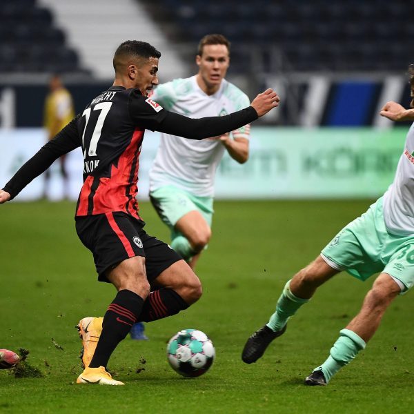  Aymen Barkok tänzelt durch den Bremer Defensivverbund. (Quelle: imago images / Jan Huebner)