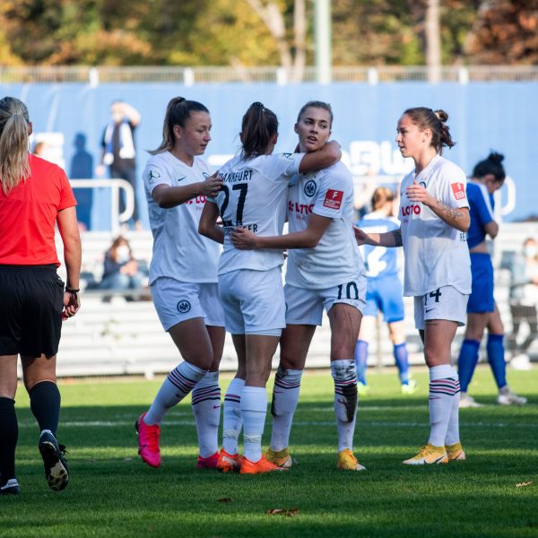  Hatten Grund zum Jubeln: Acht Treffer gelang der SGE in Karlsruhe. (Bild: imago images / Eibner)