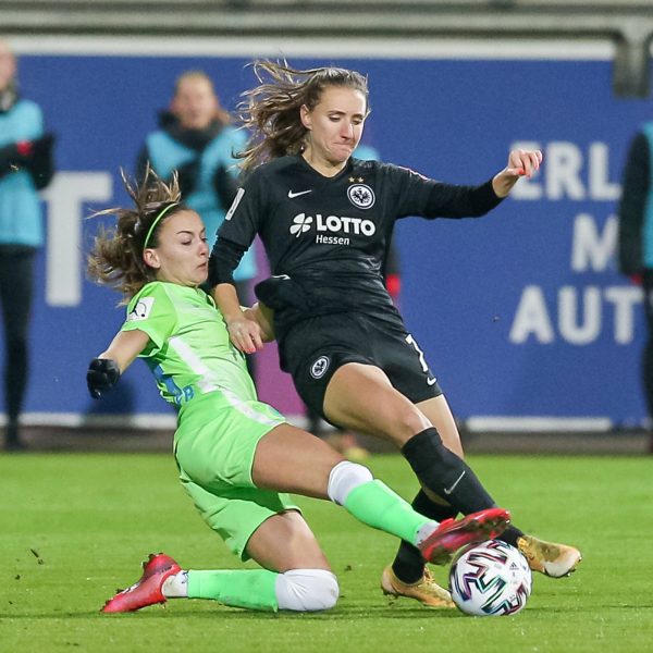  Lange Zeit auf Augenhöhe, am Ende doch chancenlos: Frankfurt verliert auch in Wolfsburg. (Bild: imago images / foto2press)