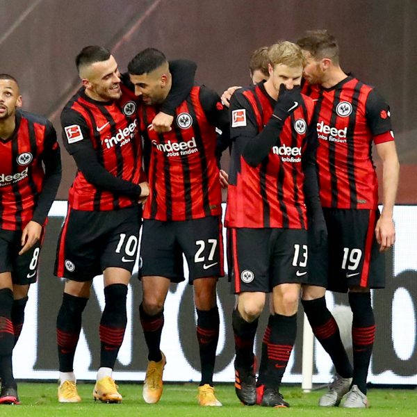  Aymen Barkok wird für sein Tor beglückwünscht. (Bild: imago images / Picture Point LE)