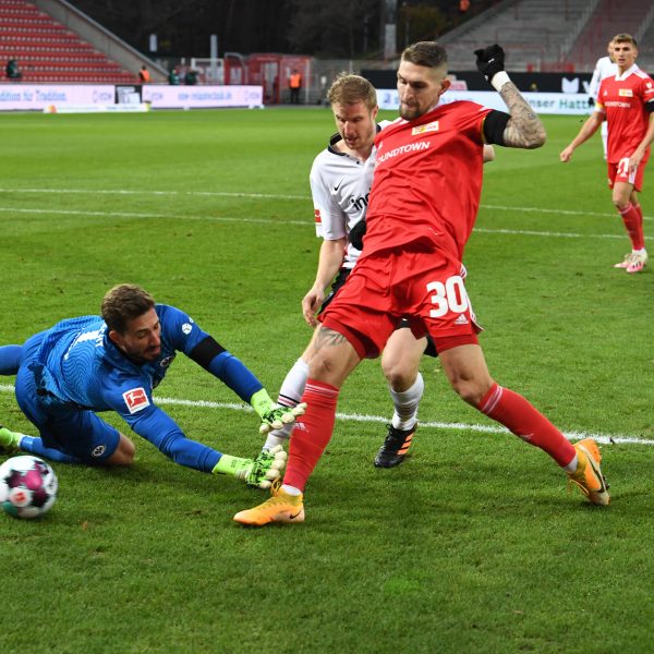  Kevin Trapp muss das 0:1 auf seine Kappe nehmen. (Bild: imago images / Matthias Koch)