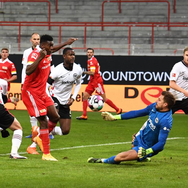  Kevin Trapp sprach seiner Mannschaft ein Kompliment aus. (Bild: imago images / Matthias Koch)